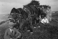 Otec Moniky Ruské Josef Theuer (stojící vpravo), pod ním sedí jeho bratr Karel / 30. léta