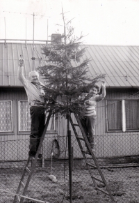 Rodiče Marie Voznicové Evžen a Marie Poskerovi před domkem v Doubravě / asi 80. léta