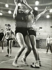 Marta Pechová (right) defending the Soviet giant Ulyana Semjonová