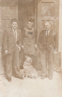 S otcem Zdeňkem Mrkvičkou st. a matkou Marií Mrkvičkovou, 1950