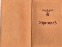 Ahnenpaß – tedy průkaz o árijském původu – byl v Německu od roku 1933 vydáván Říšským svazem úředníků matričního úřadu a sloužil jako potvrzení „árijského původu“ vlastníka tohoto dokumentu (v tomto případě babičky pamětnice). Doklad „árijského původu“ byl za nacionálního socialismu předepsán různými zákony (norimberské zákony, zákon o úřednících z povolání a později také německý zákon o úřednících). 