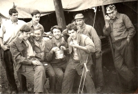 Jan Köhler s kamarády na vojně. Na fotografii je druhý zleva - sedící, 1969