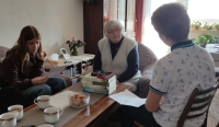 Magdalena Hojková with children from Cesta Primary School during the filming of PNS; 
editorial team: Eliška Št'ahlavská, Jan Majer, Alžběta Vránová, Rozálie Homolová; 
pedagogical guidance: Mgr. Eliška Vokrojová; 
school: Elementary School Cesta