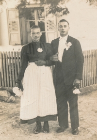 Photograph from the wedding of her parents, when Jan was 18 and Veronika was 15, 1935