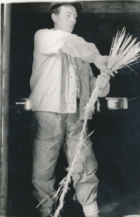 Johan Pelnář tying the binder