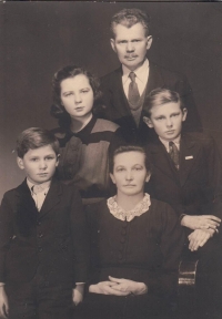 Rodina Adolfa Absolona: rodiče Adolf a Antonie, sestra Věra, bratr Karel, Adolf Absolon ml. (6. 2. 1946, Teplice)