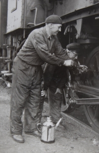 Jaroslav Koutný v topírně na dráze, kolem roku 1960