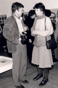 Adolf Absolon s manželkou Danou na výstavě na Kolonádě v Mariánských Lázních (1985)