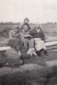 Ludmila Stoklásková (ležící) v zahradnictví v Kroměříži , 1959