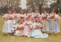 Hanácké právo, Ludmila Stoklásková druhá zleva v horní řadě, 1975 