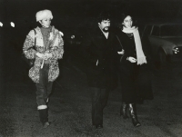 Eliška Krausová (left) with her husband Ignacio Chaves and sister Kateřina - Prague Airport, December 1982