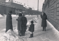 Ferdinand Kölbl odjíždí na frontu. Rozloučení s rodinou 8. února 1942 v Karlíně