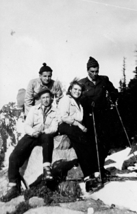 Milan Růžička (vpředu vlevo v bílé bundě) / Vysoké Tatry / začátek 50. let