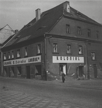 Alois Záruba před svým koloniálem na III. náměstí ve starém Mostě, 1947