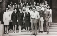 Učitelský sbor gymnázia na Slovanském náměstí, 1968. Spodní řada uprostřed - ředitelka Hermína Brejchová. Vpravo od ní budoucí ředitel Ladislav Wohlgemuth. Nejvyšší muž vzadu - Miroslav Šulc. 