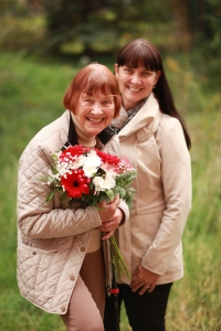 Hana Ženíšková with her granddaughter Šárka Káňová in the garden of the Pilsen studio in 2022