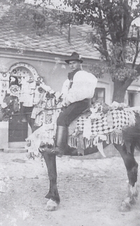 Antonín Konečný st., otec pamětníka, během Jízdy králů v Uherském Ostrohu v roce 1930