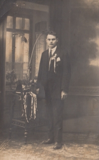 Antonín Konečný st., father of the witness, with his grandchildren before his conscription