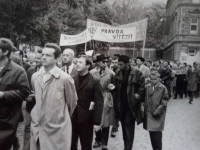 Fotografie z demonstrace během pražského jara v roce 1968 pořízená Janem Slámou