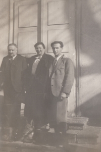 From the left: Moritz, Berta and Rudolf Löwy on the farm in Kunějovice in 1935