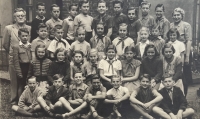 Miroslav Luňák (sitting in the front row, the second from the right) in front of the school on Husovo náměstí