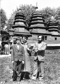 Photo by Myroslav Gudz with his wife Lida and son Markian, near the Kryvchytska church in Shevchenkivskyi Hai, Lviv, 1984.