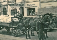 Фото на возі батька – Дмитра Ґудза (1910 р. н.) на вул. Клепарівській біля Пивзаводу, Львів, 1943 рік.  