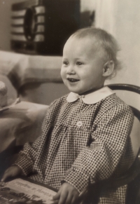 The contemporary witness Alena Všetečková as a child