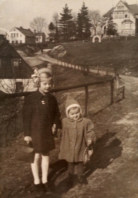 Sisters Erika (on the left) and Sieglinda during the war in Jablonec