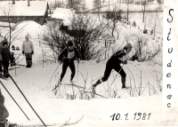 Stanislav Groh s číslem 109 při závodě ve Studenci v lednu 1981