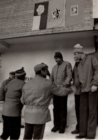 Stanislav Groh (druhý zprava) na mezinárodním závodě horské služby ve Špindlerově Mlýně v únoru 1982