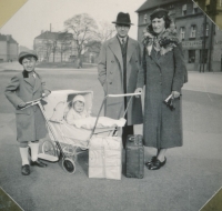 Hana Landová with family, 1930s