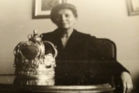 Mother Alena Wittmannová with the Torah crown that Sylvie restored