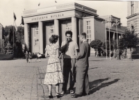 Lidmila Kubinová s Janem Koletou (uprostřed) a Oldřichem Hraboněm (vpravo) na náměstí v Hronově v létě 1957