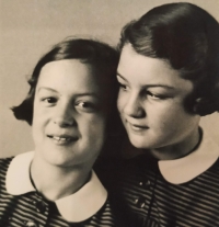 Zdenka Hradečná with her sister in childhood