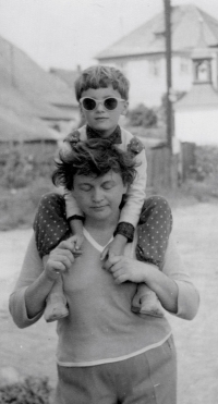 Zuzana Vytlačilová with her mother on a trip in 1960