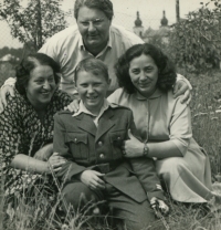 Zleva Helena Bartošová, operní pěvkyně, pamětník, maminka Anežka, nad nimi Emil Schütz, operní pěvec, 1961 