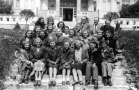 Vlasta Ručková (fourth from the right below the men) on an apprenticeship school trip, on the top right her future husband, Josef Ručka, Luhačovice, around 1949