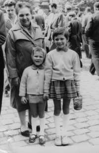 Se sestrou a babičkou Emou Berglovou, pamětnice vlevo, 1960