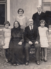 Zleva Marie Vlčková, pamětníkova matka, její prarodiče a sestra Ludmila, nahoře matčini rodiče Josef a Ludmila, Tuněchody, 1932