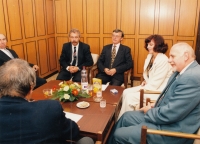 Schůzka v kanceláři předsedy okresního úřadu Josefa Kalbáče, rok 1998 (pamětník vlevo, s knírem starosta Strakonic Josef Štrébl, v brýlích ministr školství Eduard Zeman, poslankyně ČSSD Jitka Kupčová a místopředseda vlády Pavel Rychetský)