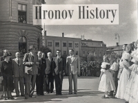 Jan Masaryk at Jirásek Hronov in 1947, on the right, factory worker Josef Hofman