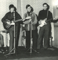 Školní akademie SVVŠ Velvarská k 50. výročí Velké říjnové socialistické revoluce v hotelu International, kapela The Tone Hunters, zleva Jakub Noha, Václav Roháč, Martin Jung, 1967