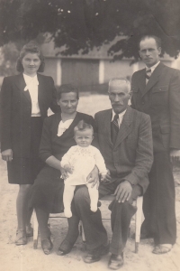 Blanka Slunečková with her parents and grandparents, 1945