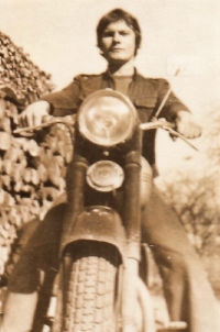 Jan Bakeš s novou motorkou, Tuněchody, 1975