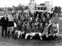 Verner Lička (třetí zprava) s týmem a trenérem Jiřím Rubášem (vlevo) po získání prvního titulu, Plzeň, 1976