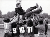 Verner Lička s číslem 11 zvedající trenéra Jiřího Rubáše, Plzeň, 1976