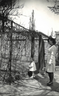 Edita Krystýnková s maminkou na procházce ve Varšavě