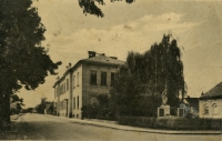 The building of the primary school in Kylešovice with a memorial to the fallen in the First World War