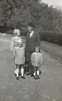 Olga Handlová (eldest) with sisters and mother, second half of the 1930s